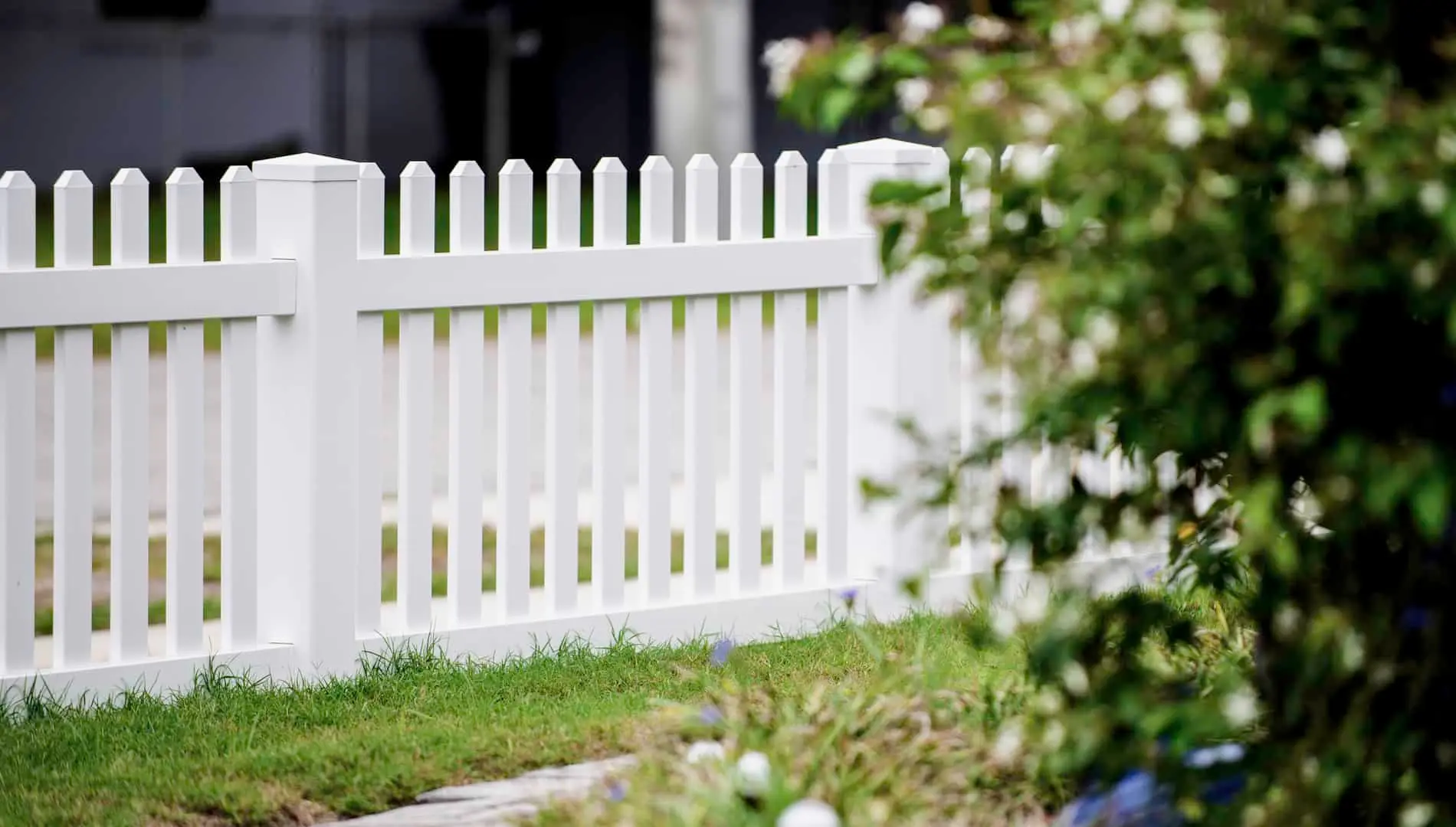 What Fencing Materials Does a Benbrook Fence Builder Use?