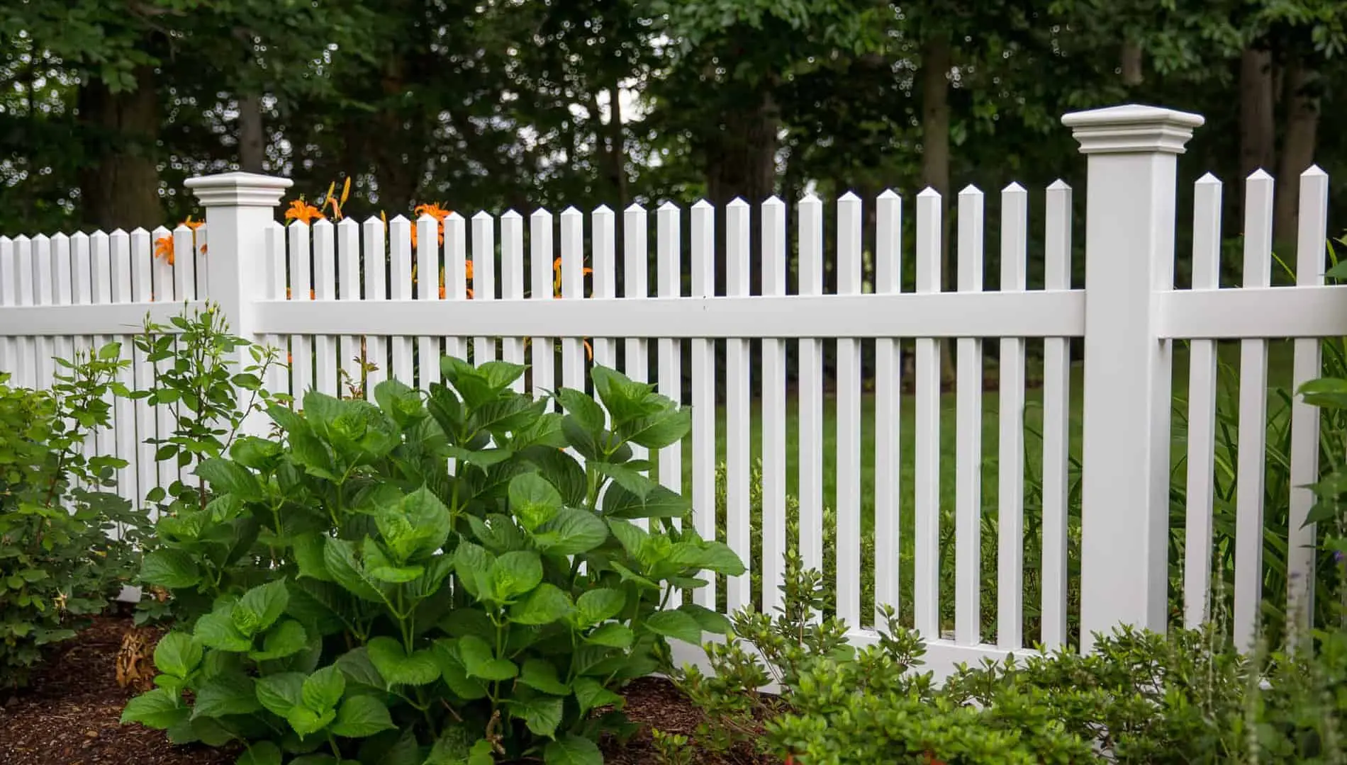 Arkansas vinyl fencing chestnut white