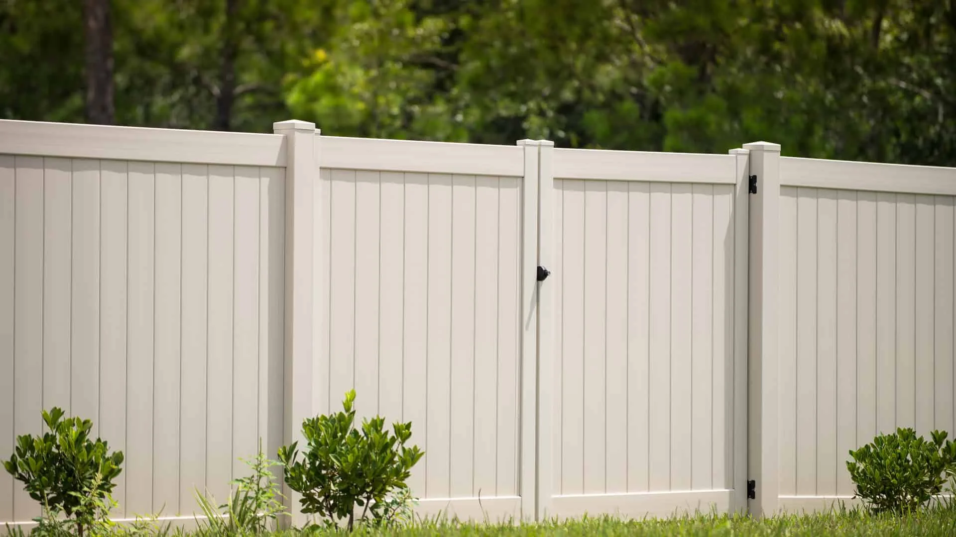 Trying to Figure Out How to Install Vinyl Fencing? Call Superior Fence &#038; Rail!