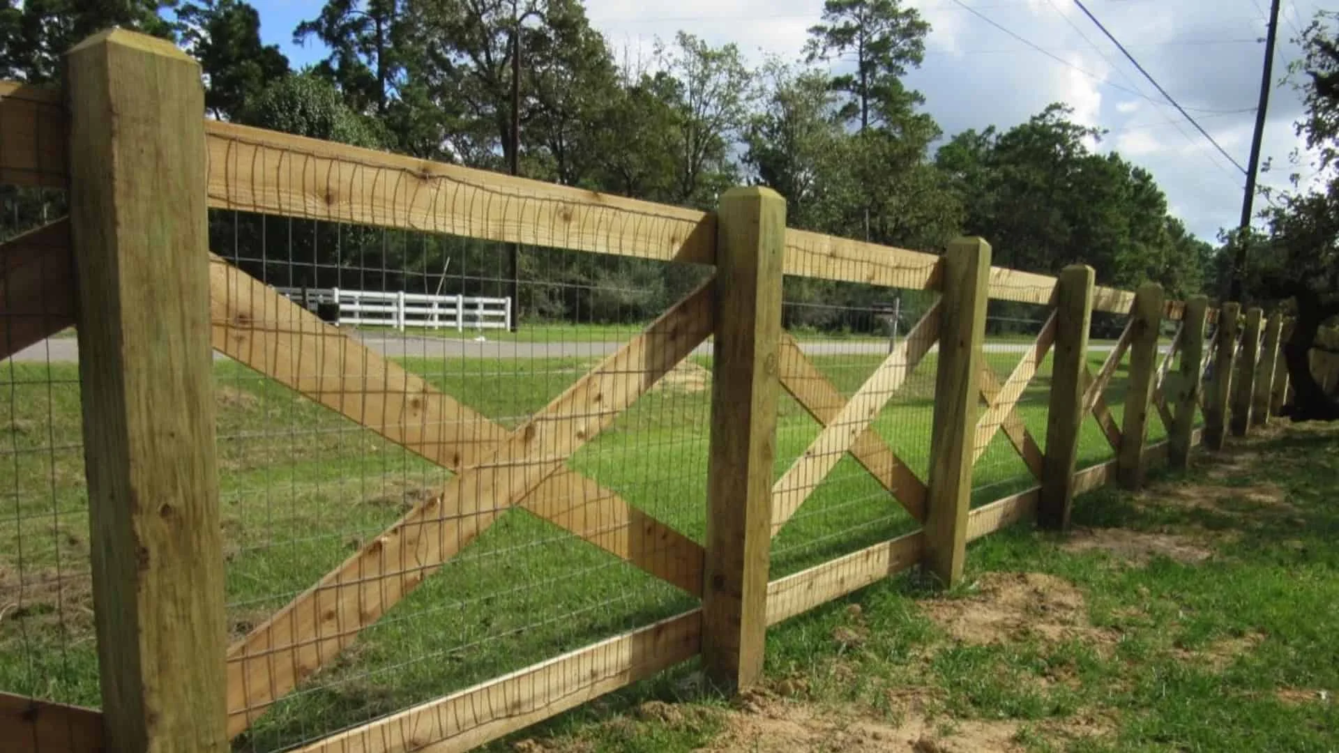 The Best Criss Cross Wood Fence Installers in Palm Beach