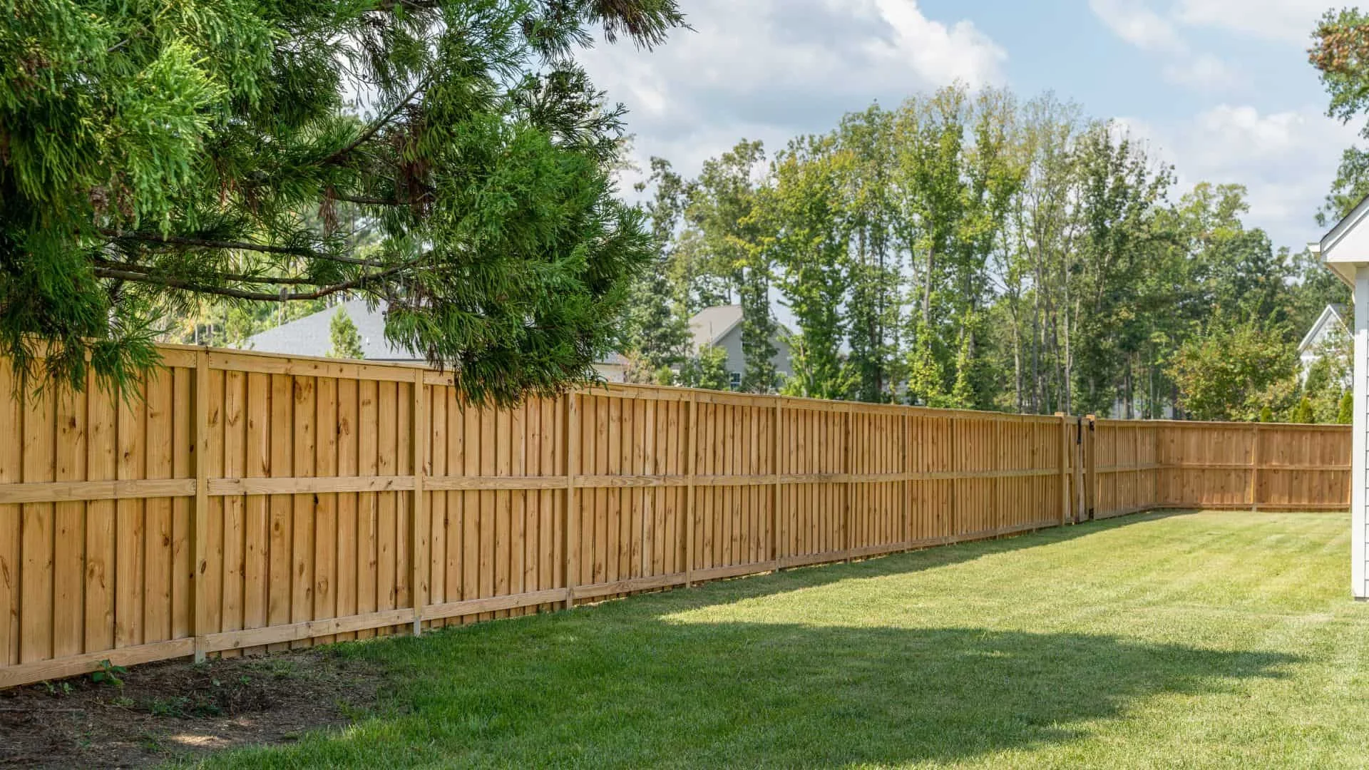 If You’re Looking For A Professional To Install Wood Fence, Call Superior Fence &#038; Rail Of SW Florida
