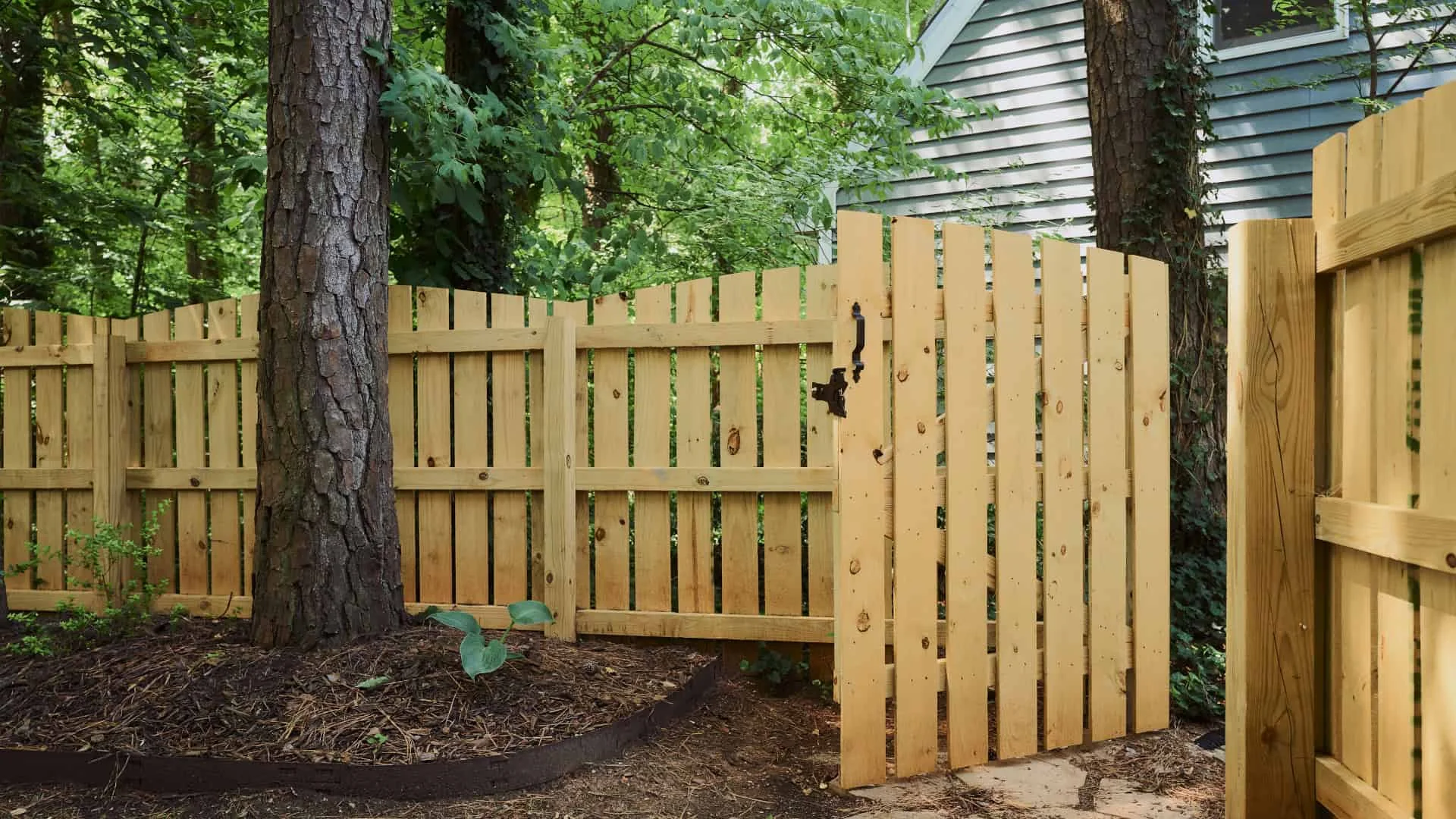 Top 5 Questions to Ask Your Backyard Fence Company Before Hiring Them