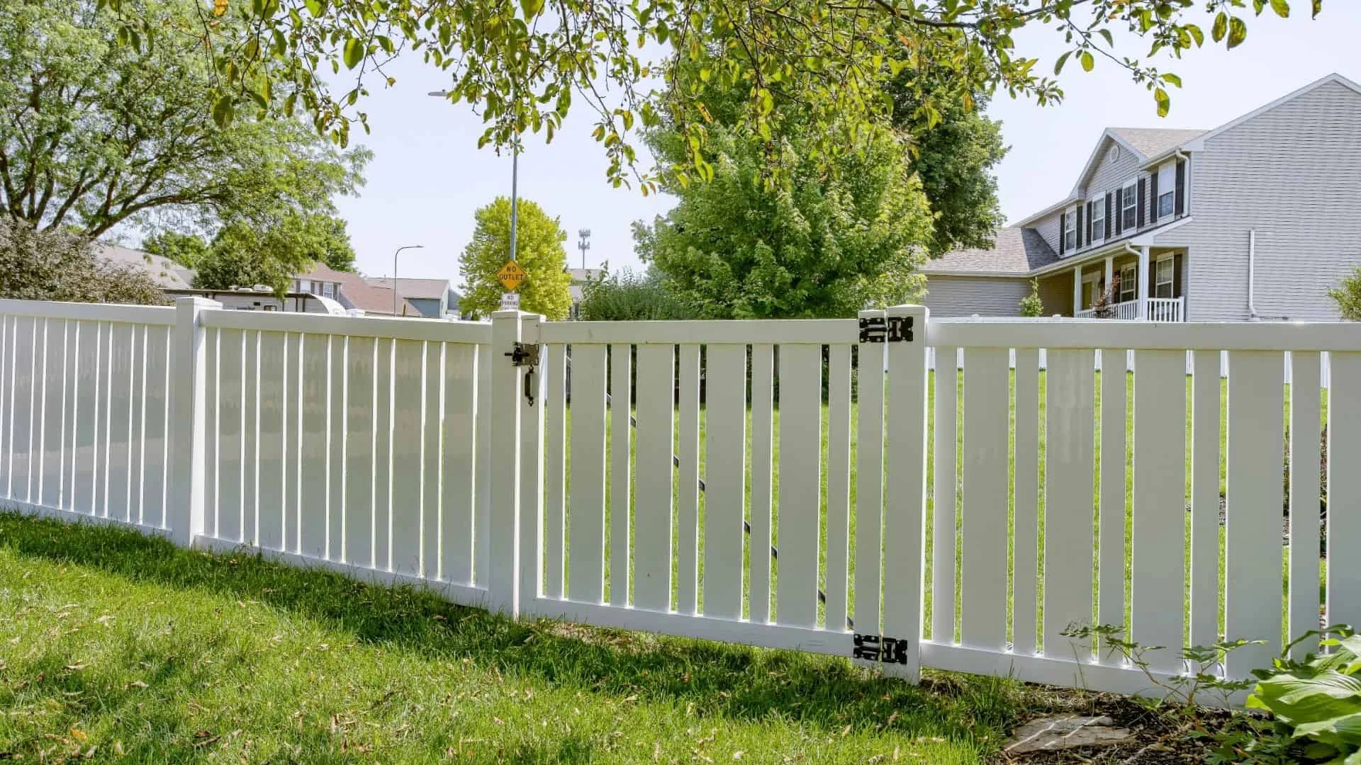 Yard Fencing Near Me &#8211; Boost Privacy and Style With St. Louis Pro Installers
